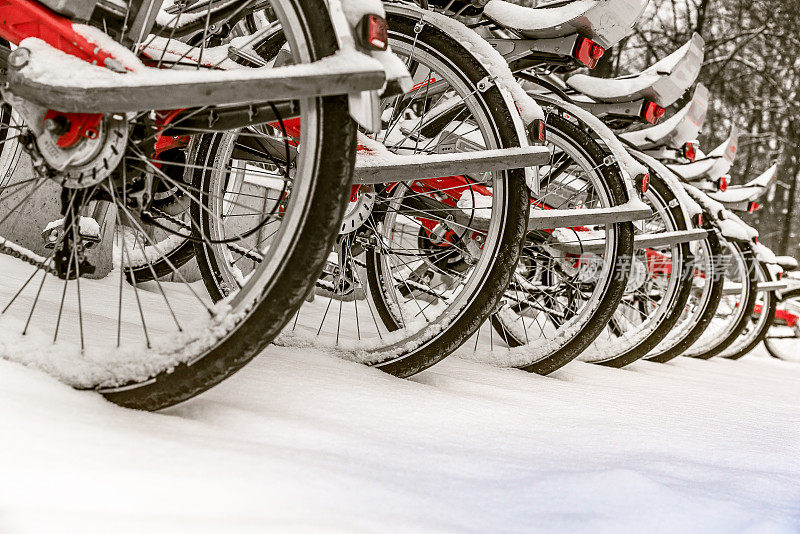 出租自行车在冬天柏林下雪