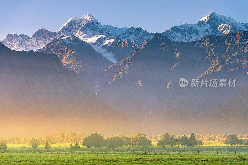 新西兰马锡森湖的库克山