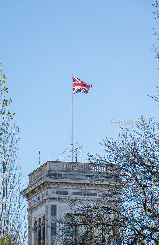 英国国旗在屋顶上飞