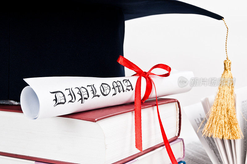 带书和毕业证书的毕业帽