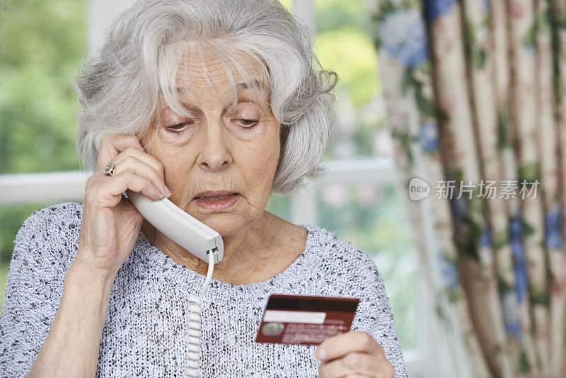 在电话里提供信用卡信息的资深女性