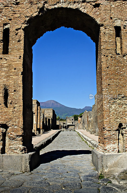 尼隆皇帝的拱门，背景是维苏威火山