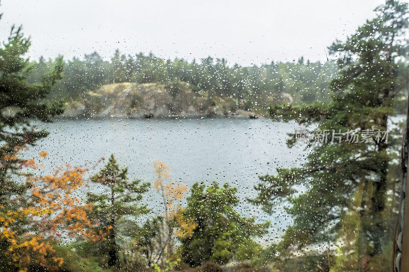 秋天，斯德哥尔摩群岛，瑞典透过窗户与雨滴。。