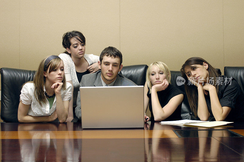 年轻的商业团队在会议上无聊得要死