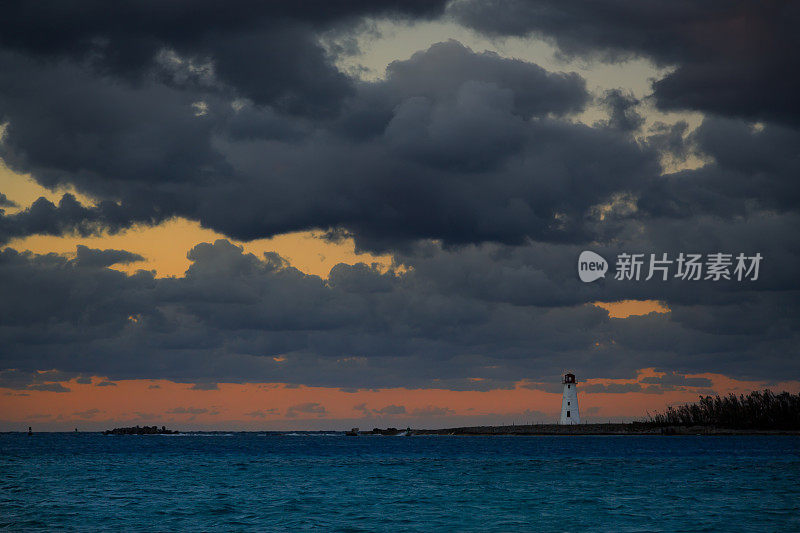 暴风雨中的灯塔