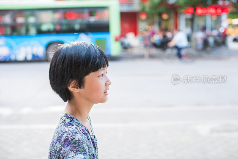 一个亚洲女孩走在街上