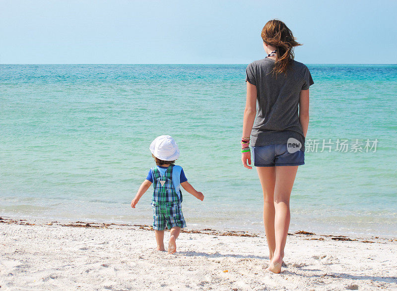 妈妈和儿子在海滩上