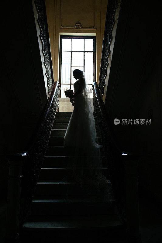 楼梯上新娘的剪影