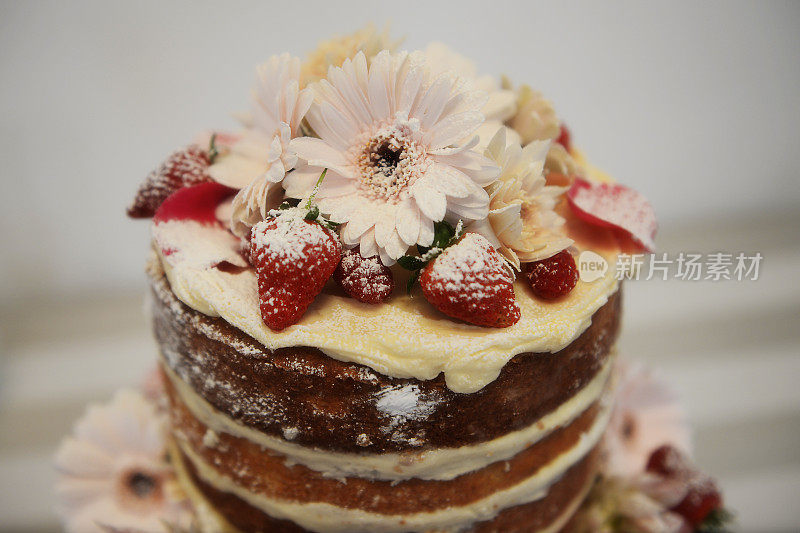 有草莓和鲜花的婚礼蛋糕