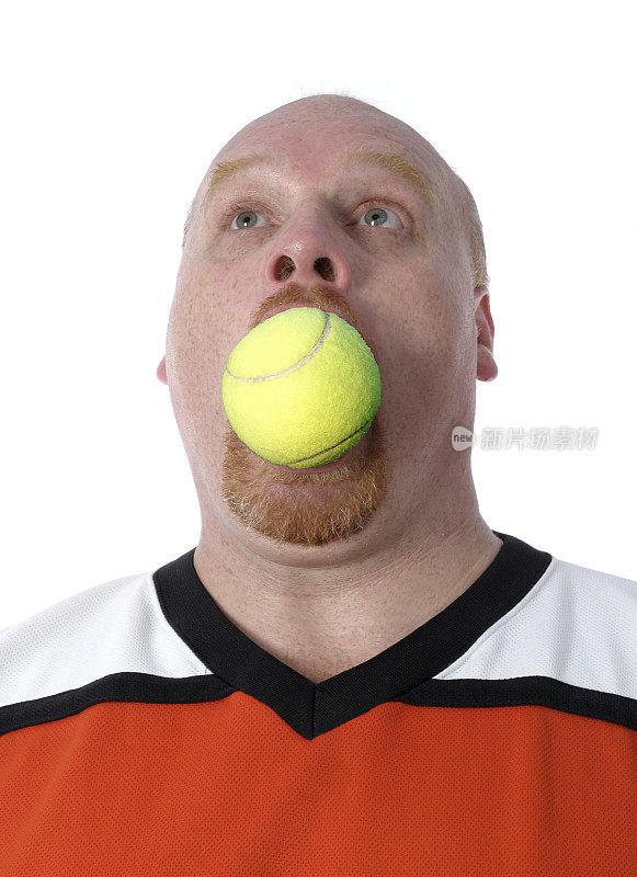 一个嘴里叼着网球的秃头男人