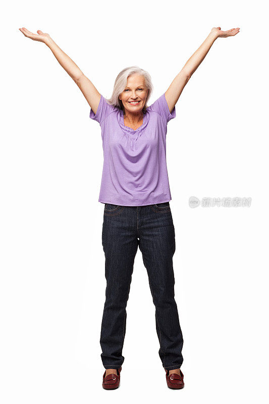快乐的老妇人举起手臂站立-孤立