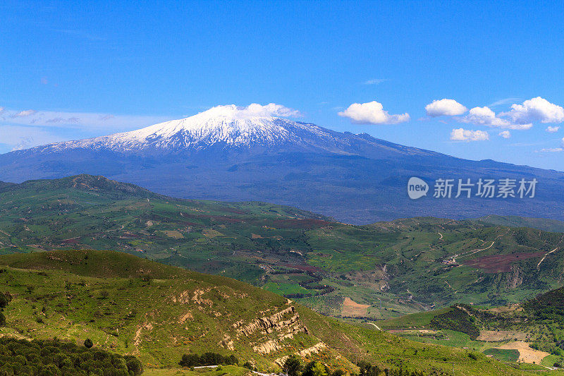 西西里岛春季埃特纳火山全景图