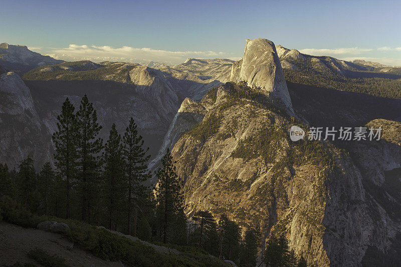 日落时分的山景