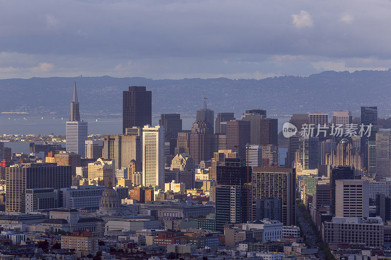 旧金山天际线鸟瞰图与海湾大桥的背景