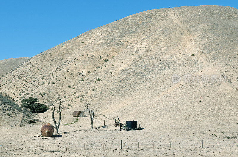 干旱肆虐的加利福尼亚中部被遗弃的牧场
