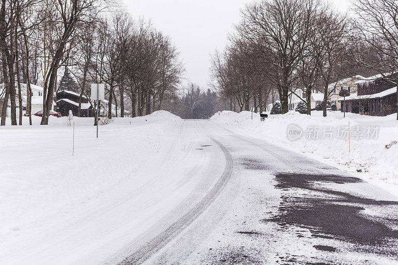 冬季暴风雪郊区社区街道