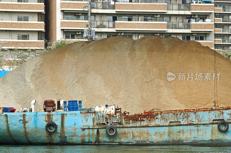 日本大阪河上驳船上的泥土