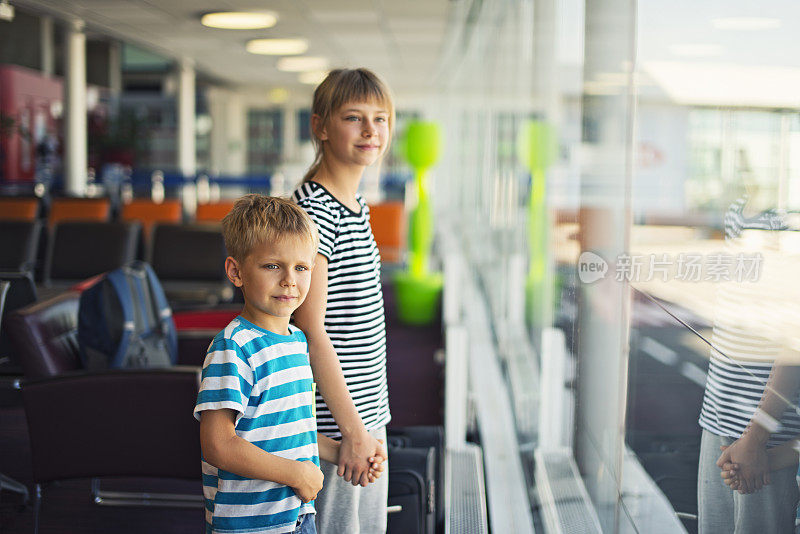 孩子们在巴黎机场看飞机