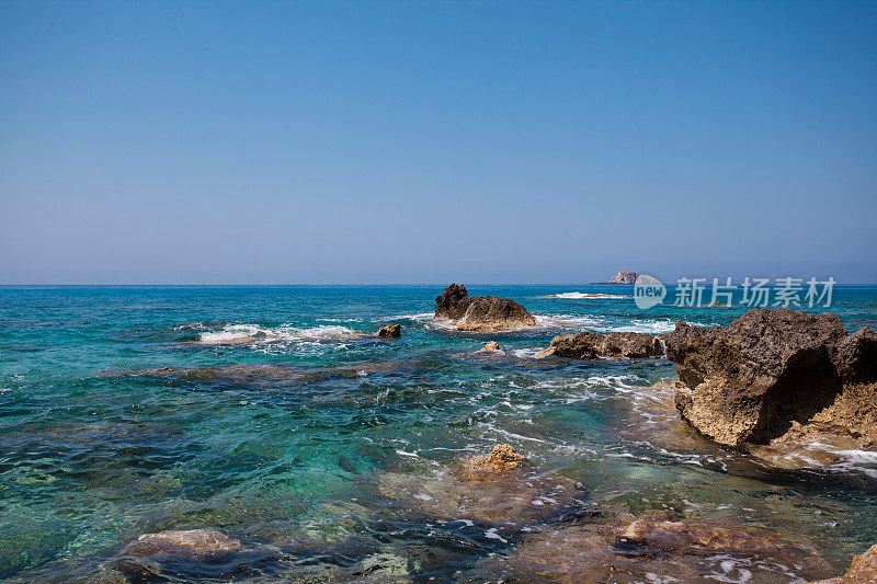 海滩和海边的岩石