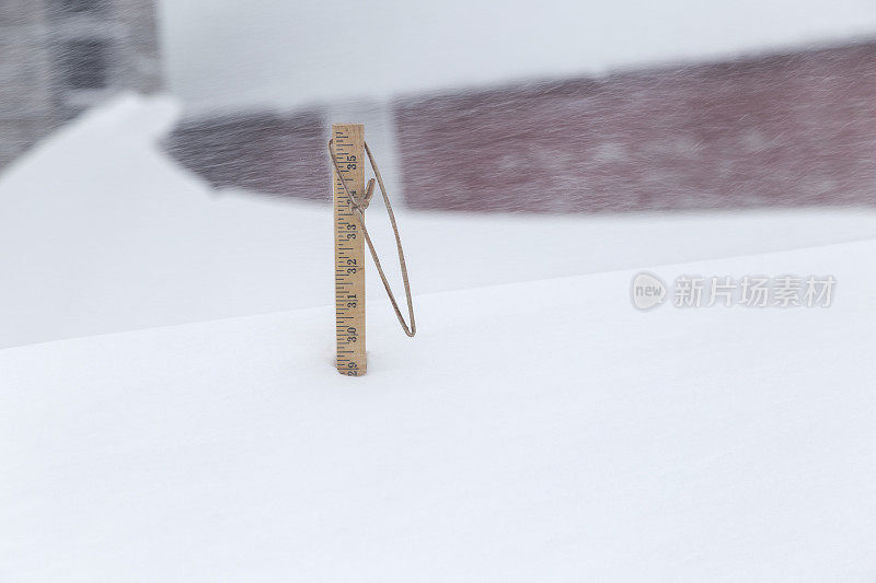 用标尺测量积雪深度