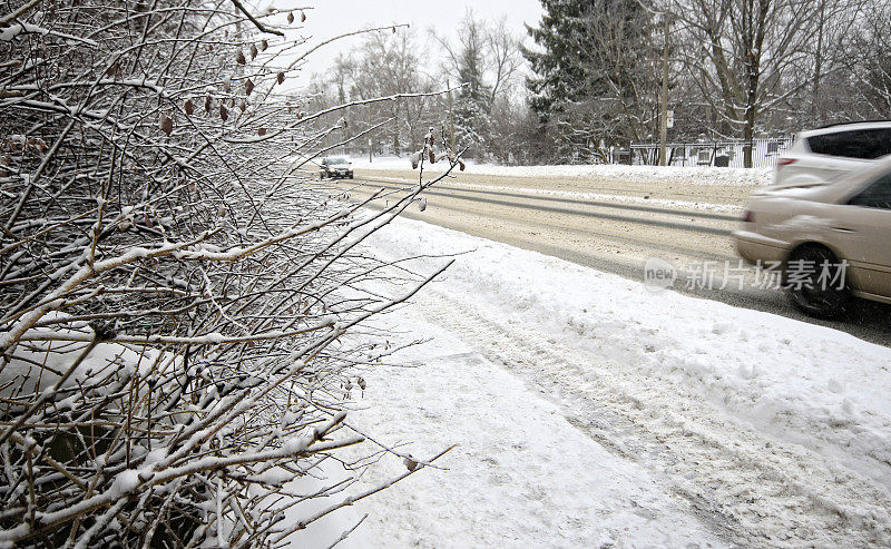 汽车在积雪覆盖的道路上行驶