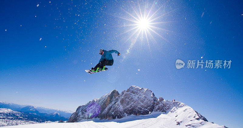 滑雪运动员在空中表演特技