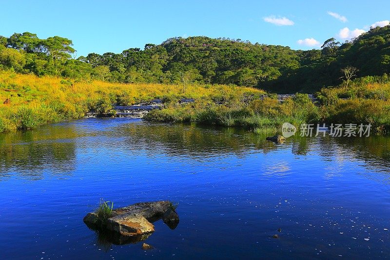 Araucárias，蓝色宁静的河流:巴西南部田园诗般的乡村景观