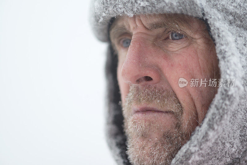 沉思的老人肖像，下雪，朱利安阿尔卑斯，欧洲