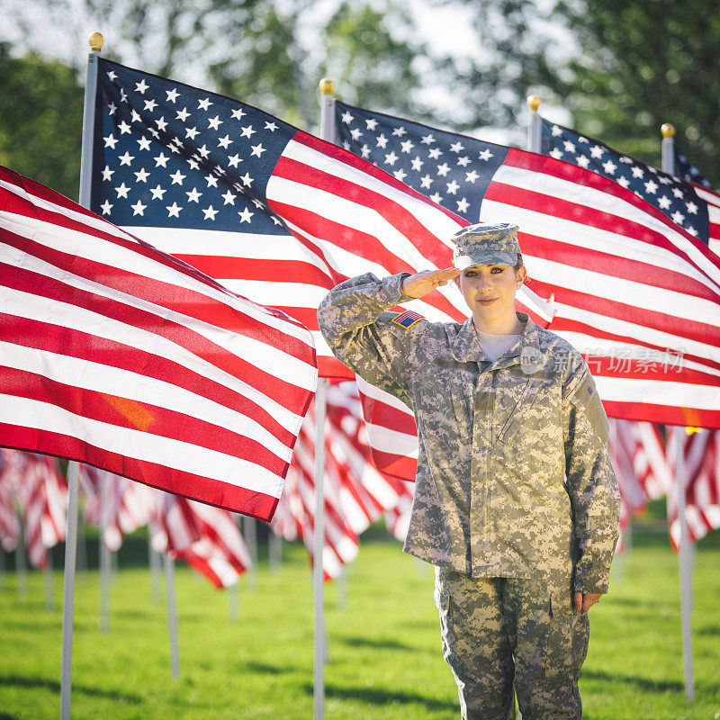 西班牙裔美国女兵在美国国旗前敬礼