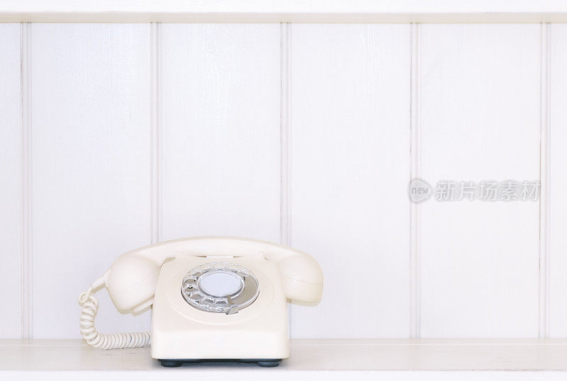 内部简约-复古经典的白色老式旋转式电话