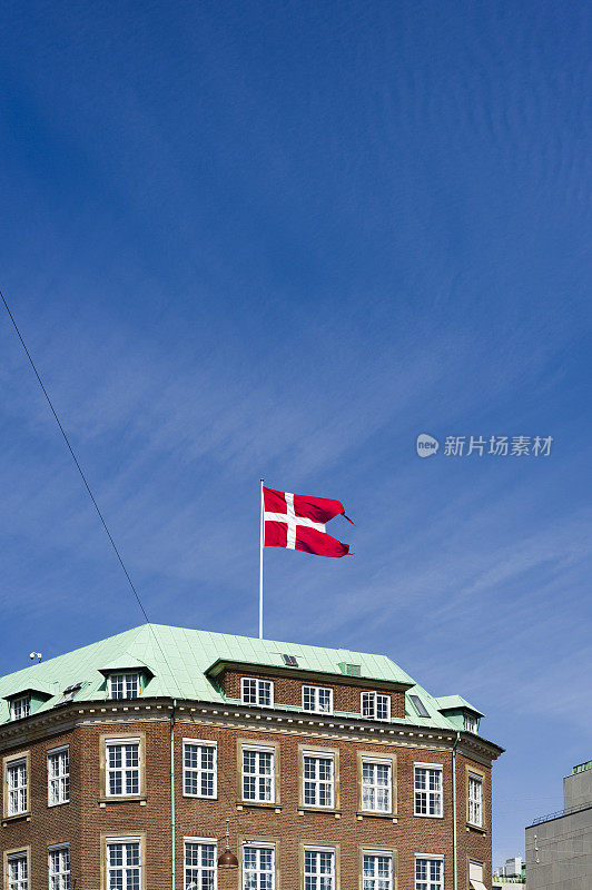 哥本哈根:建筑顶上的丹麦国旗