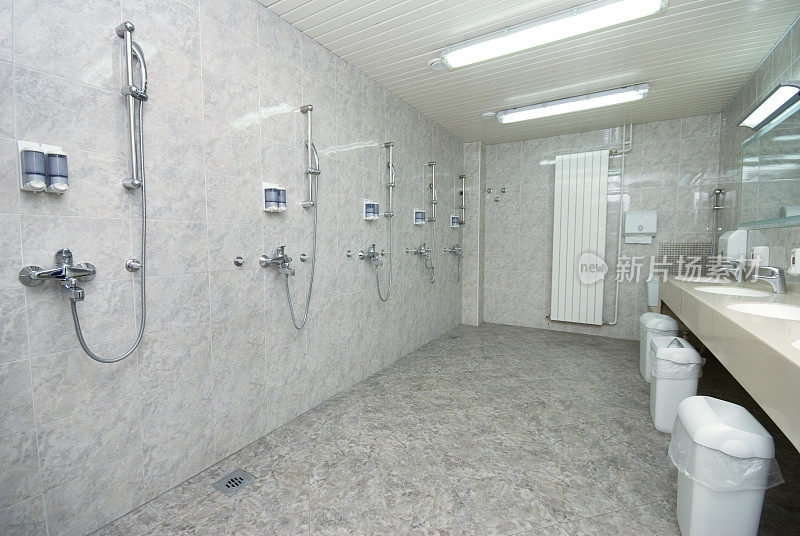 大浴室，有许多淋浴和水槽