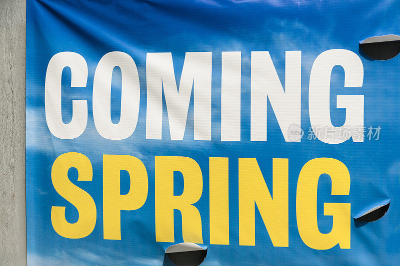 色彩鲜艳的牌子上写着“春天来了”。宣布新的吸引力。
