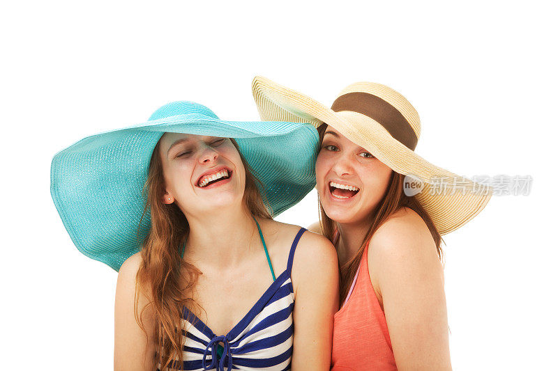 微笑的女孩戴着帽子为海滩度假旅行，白色