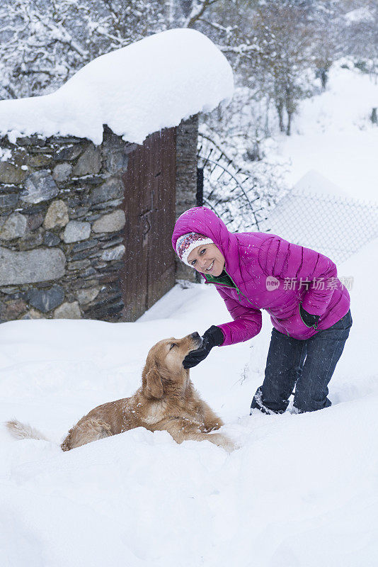 雪下的女人