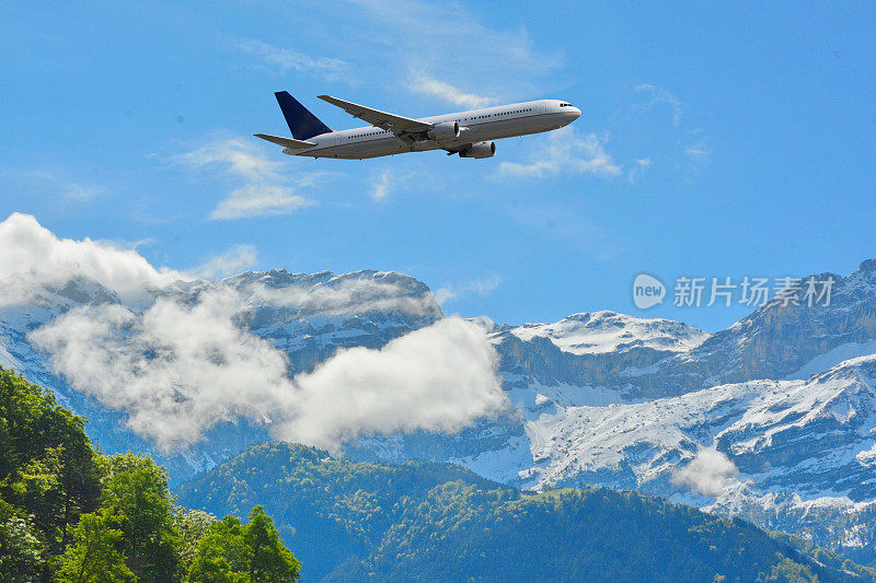 阿尔卑斯山上空的客机