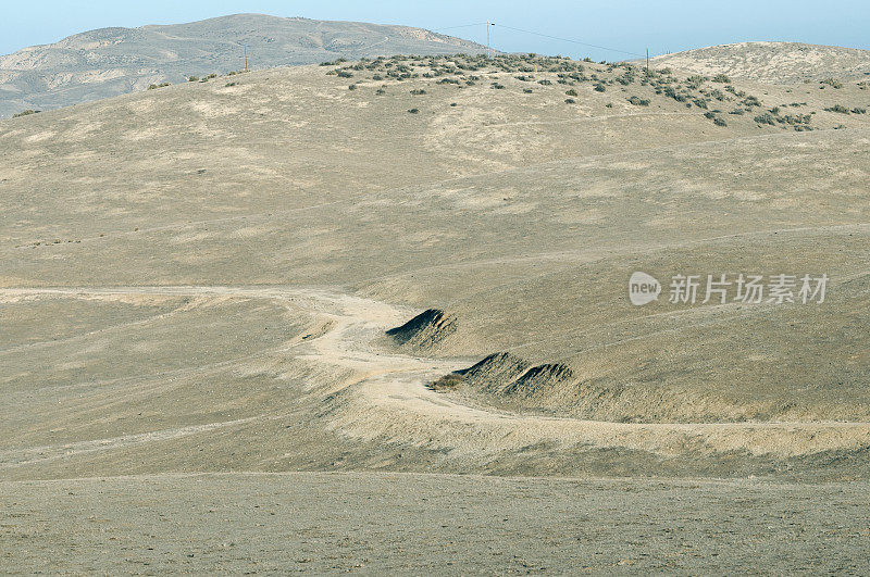 穿过加州中部地震山脉的道路