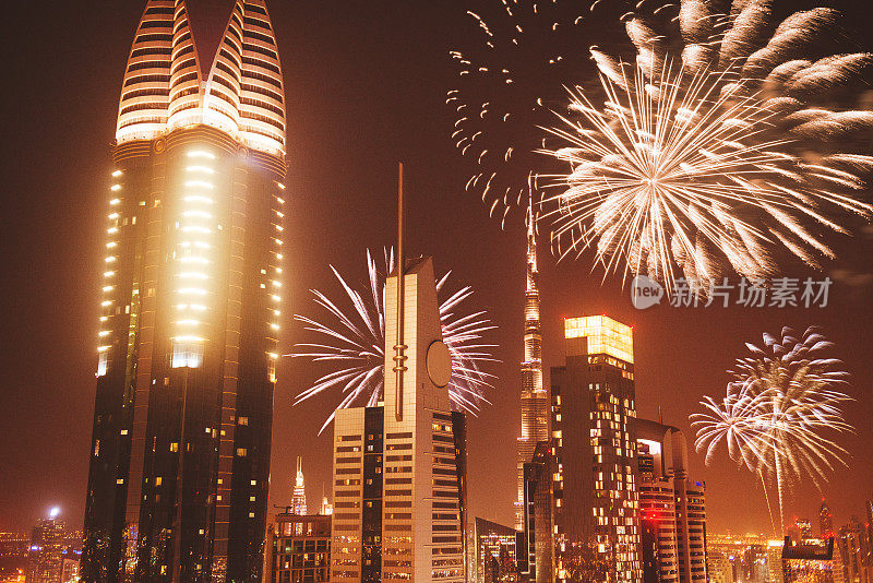 迪拜码头天际线燃放烟花迎接新年