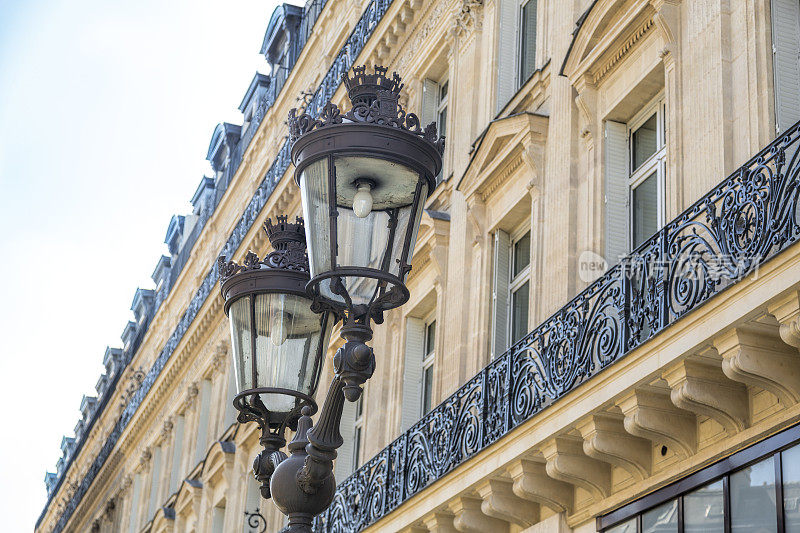 巴黎立面有铁阳台和老式街灯