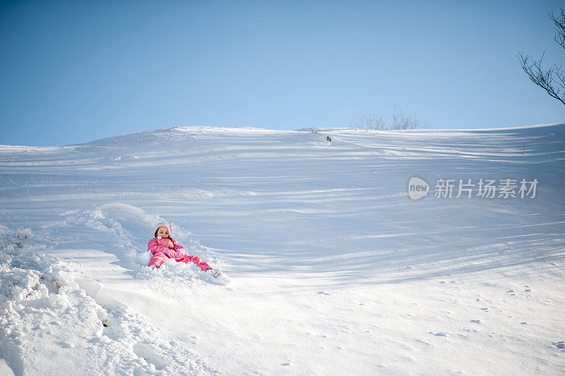 孩子在雪地上滑行