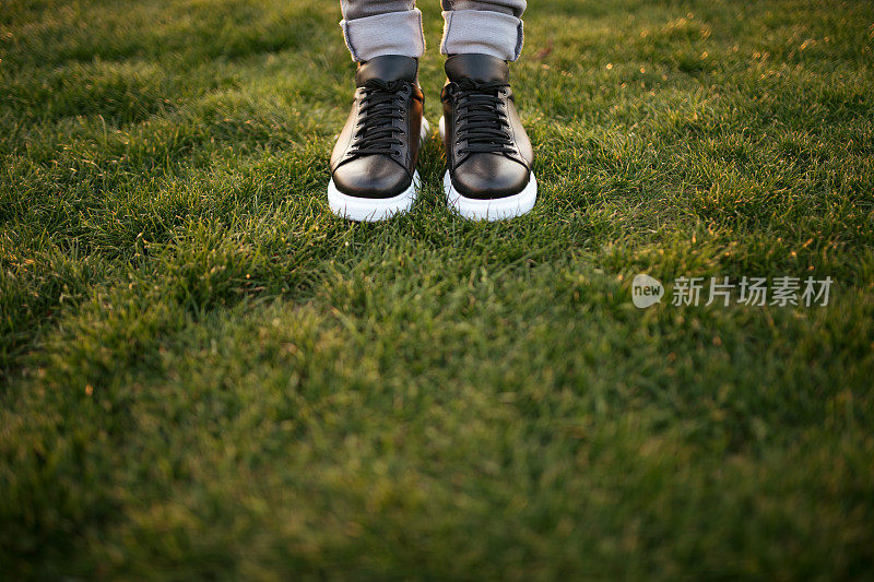 草地上的潮鞋