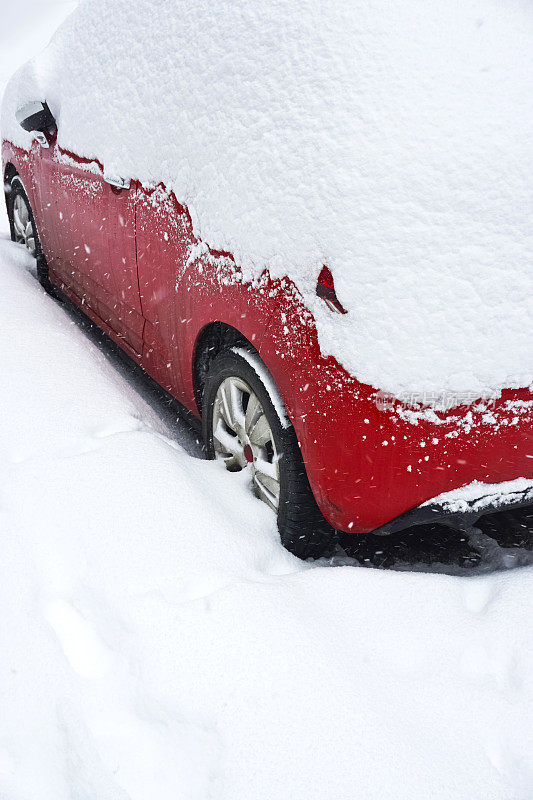 冰雪覆盖的车