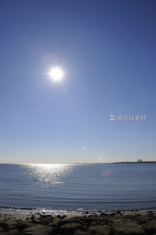 太阳在晴朗的天空下从海上升起