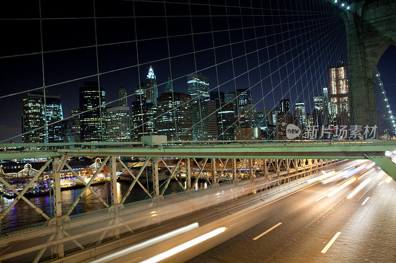 布鲁克林大桥上的车灯，背景是曼哈顿