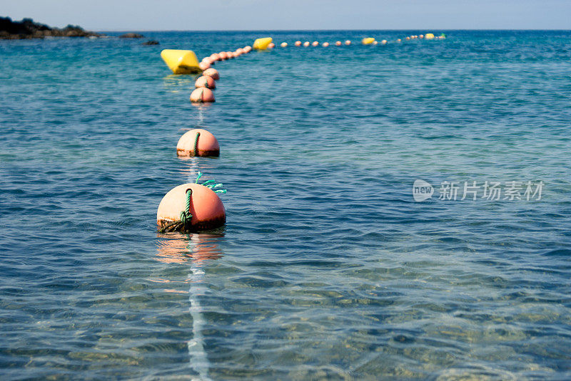 安全浮标绳漂浮在蓝色的水面上