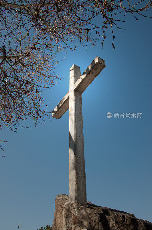巨大的石头十字架