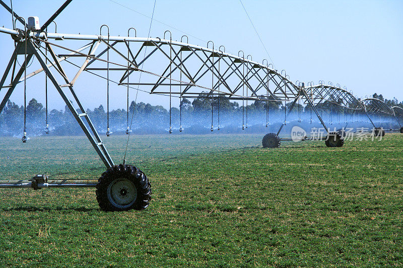 近距离浇灌绿地的农业洒水系统