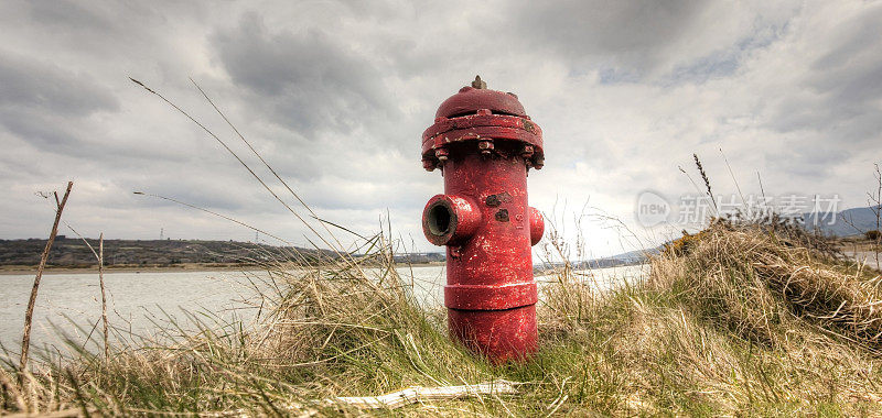 海边小路上的红色消火栓