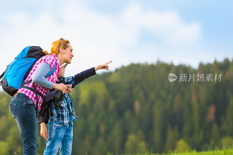 母子徒步旅行