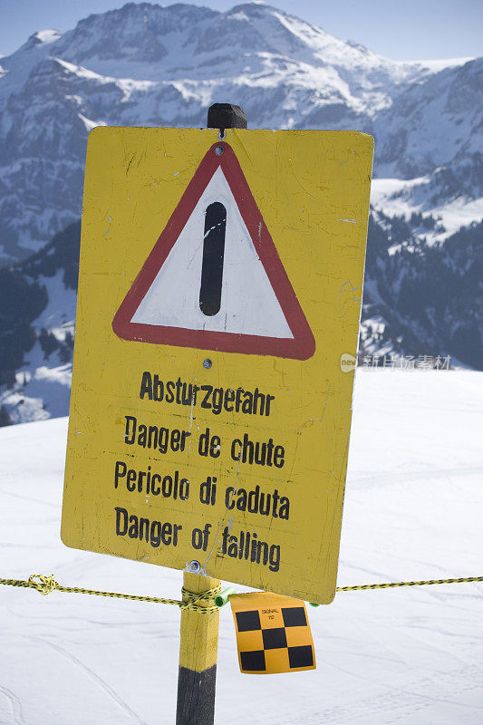 滑雪斜坡上的警告标志